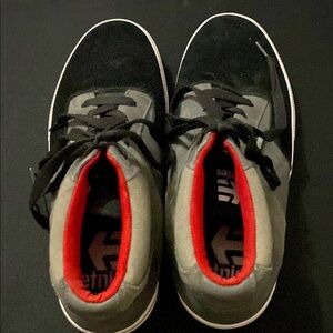 ETNIES MENS SIZE 11 LEATHER LACE UP SHOES BLACK GRAY RED CLEAN EUC